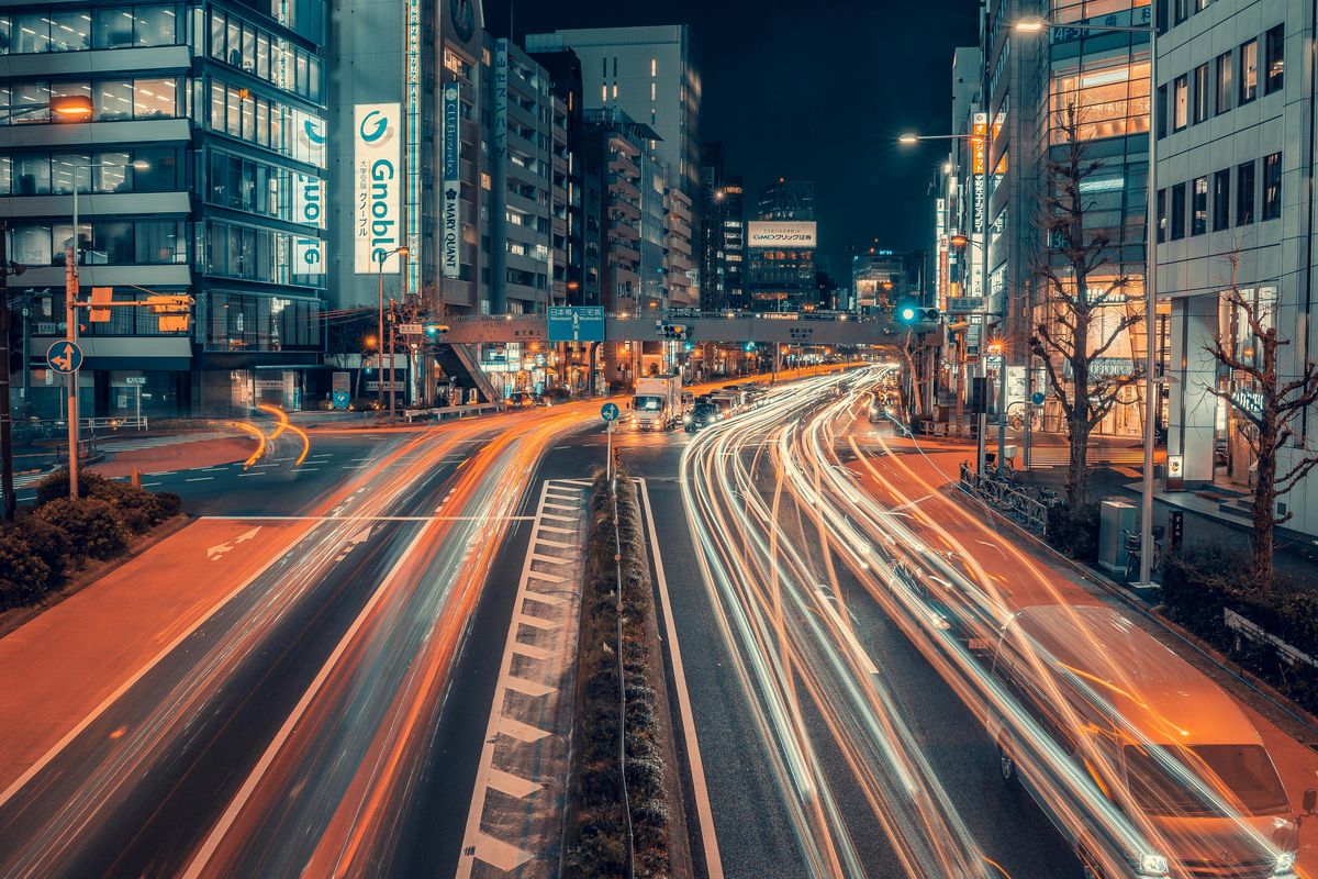 東京の夜景とダイナミックな光の軌跡